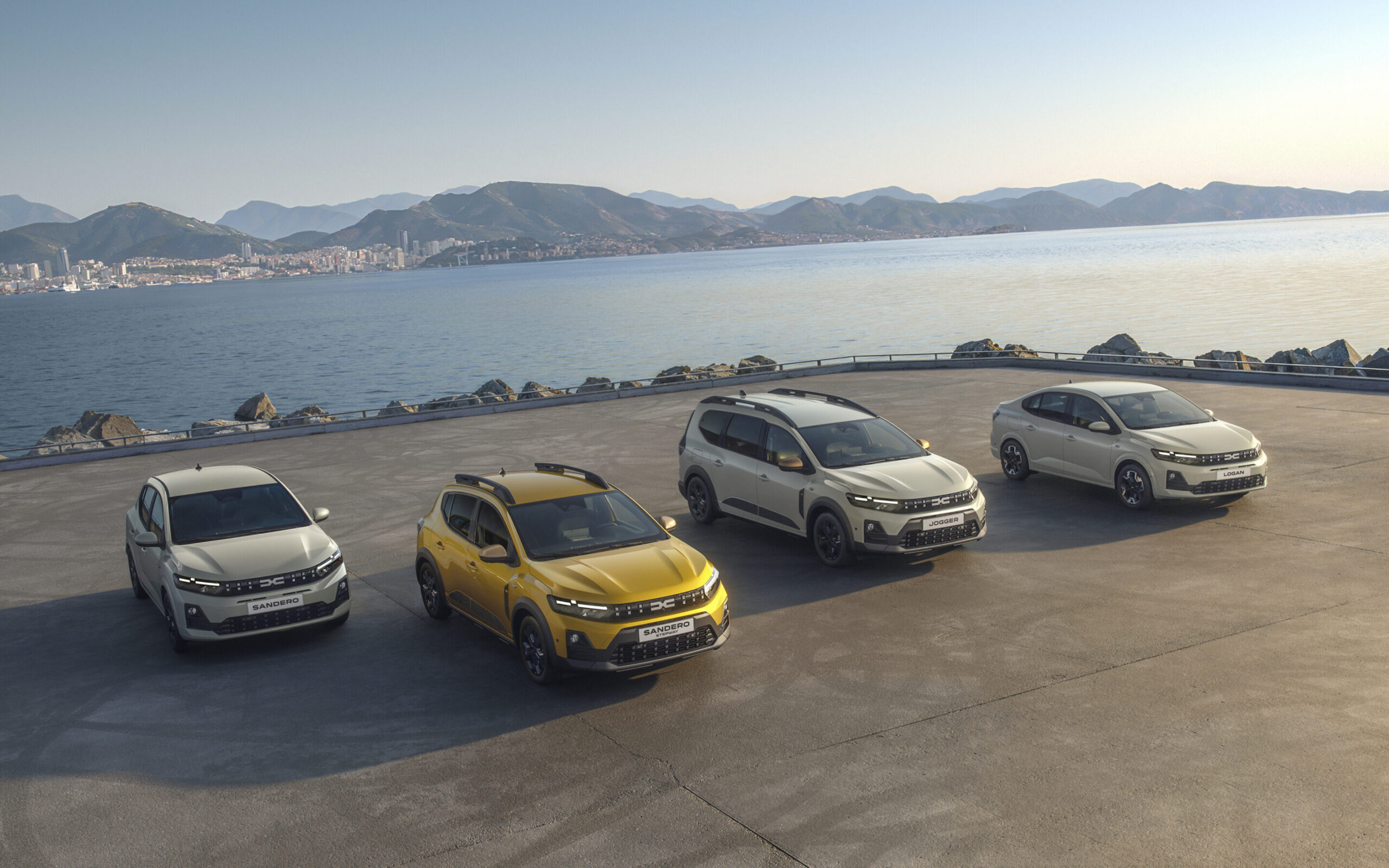 Yeni Dacia Spring 2026 şehir içinde şarj istasyonunda bağlı görünüm